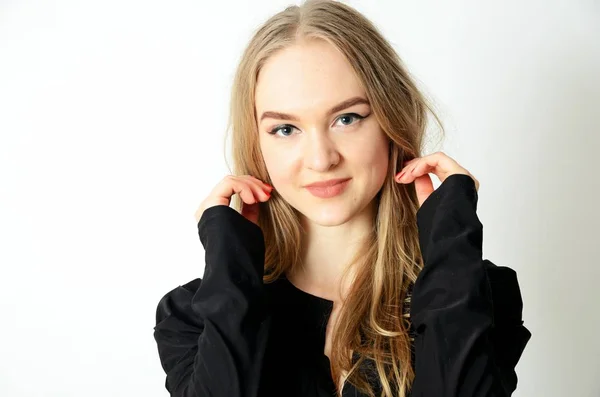 黒を身に着けているウクライナからの若い女性モデルのトップ 白い背景とスタジオで作られた肖像画 — ストック写真