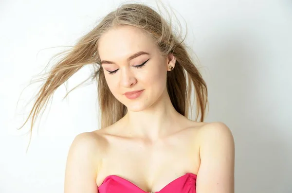 Mladá Žena Model Ukrajiny Pinky Šatech Portréty Studio Bílým Pozadím — Stock fotografie