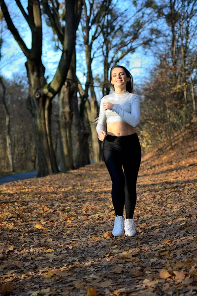 Una Ragazzina Che Corre Nella Foresta Donna Bionda Con Leggings — Foto Stock