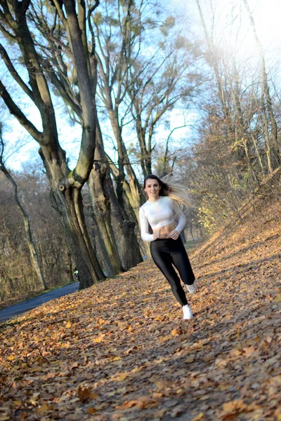 Jovencita Corriendo Bosque Mujer Rubia Con Polainas Negras Top Blanco —  Fotos de Stock