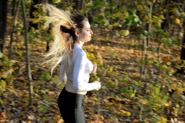 Rapariga Correr Floresta Mulher Loira Com Leggings Pretos Top Branco — Fotografia de Stock