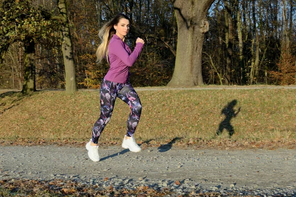 Jovencita Corriendo Bosque Mujer Rubia Con Polainas Colores Top Púrpura —  Fotos de Stock