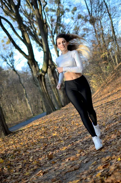 Jovencita Corriendo Bosque Mujer Rubia Con Polainas Negras Top Blanco —  Fotos de Stock