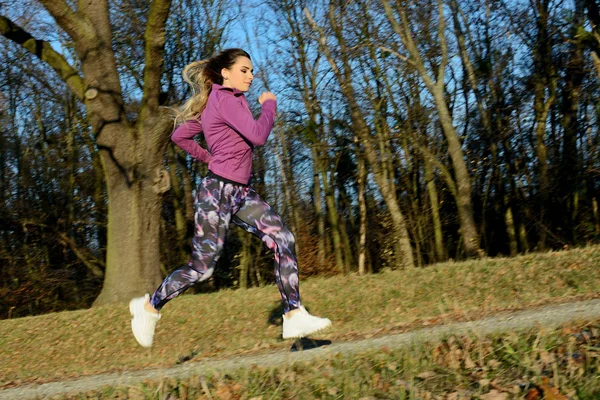 Jovencita Corriendo Bosque Mujer Rubia Con Polainas Colores Top Púrpura —  Fotos de Stock