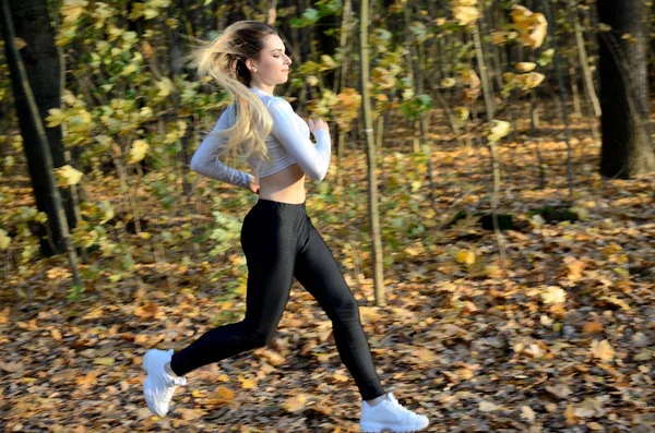 Una Ragazzina Che Corre Nella Foresta Donna Bionda Con Leggings — Foto Stock