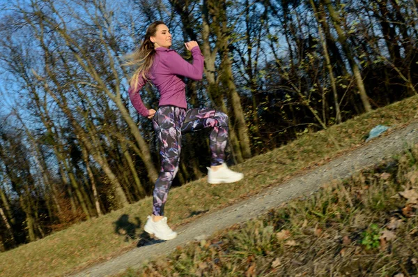 Jovencita Corriendo Bosque Mujer Rubia Con Polainas Colores Top Púrpura —  Fotos de Stock
