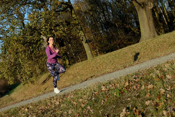 Fiatal Lány Fut Erdőben Szőke Színes Leggings Lila Felső Aktív — Stock Fotó