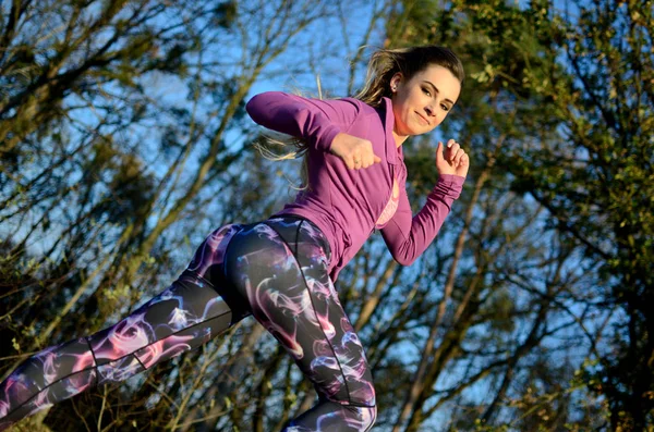 Jovencita Corriendo Bosque Mujer Rubia Con Polainas Colores Top Púrpura —  Fotos de Stock