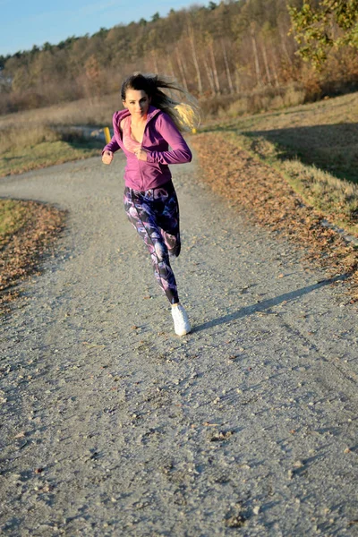 Jovencita Corriendo Bosque Mujer Rubia Con Polainas Colores Top Púrpura —  Fotos de Stock