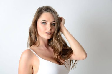 Çekici genç kadın portresi. Sarışın saç ve büyüleyici gözlü kadın modeli.