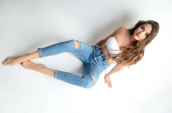 Potret Wanita Muda Yang Menarik Dengan Celana Jeans Dan Atas — Stok Foto