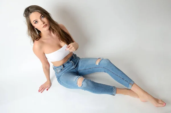 Retrato Mujer Joven Atractiva Con Pantalones Vaqueros Top Blanco Modelo — Foto de Stock