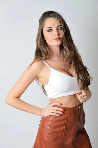 Dobře Postavený Model Bílým Horní Kožené Sukně Mladá Atraktivní Žena — Stock fotografie