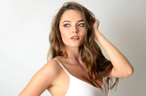 Portret Van Aantrekkelijke Jonge Vrouw Vrouwelijk Model Met Blonde Haren — Stockfoto