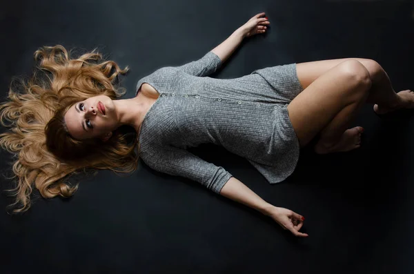 Girl laying on ground — Stock fotografie
