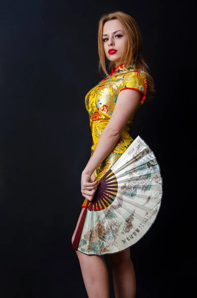 Menina caucasiana com vestido chinês e fã — Fotografia de Stock