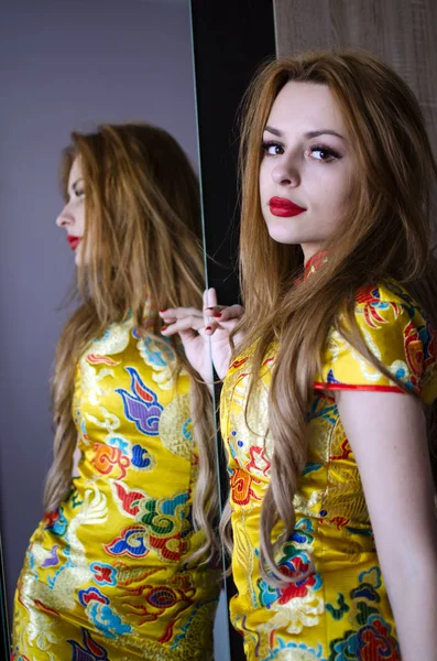 Chica con reflejo de espejo —  Fotos de Stock