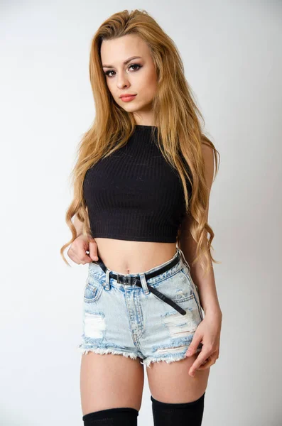 Siyah üst ve kot şort ile Kız