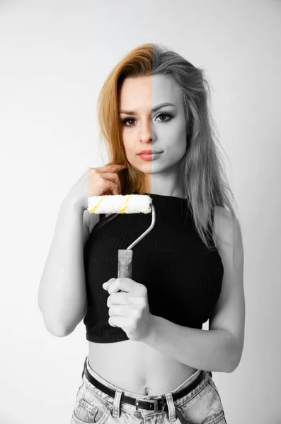 Meisje Holding schilderij tool — Stockfoto