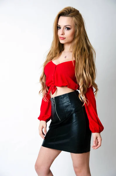 Chica con top rojo y falda corta —  Fotos de Stock