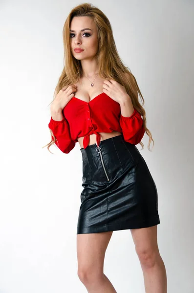 Menina com top vermelho e saia curta — Fotografia de Stock