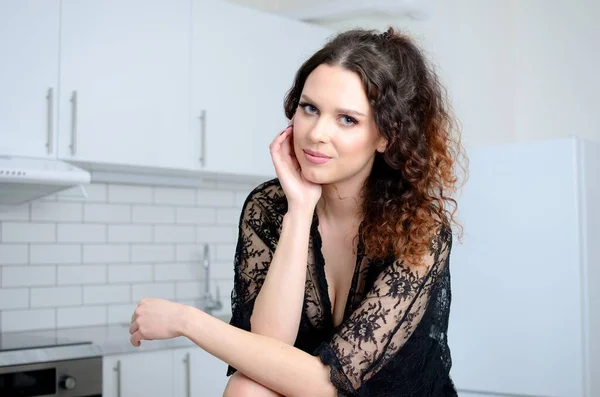 Portrait Fille Assise Dans Cuisine Les Mains Près Visage Jeune — Photo