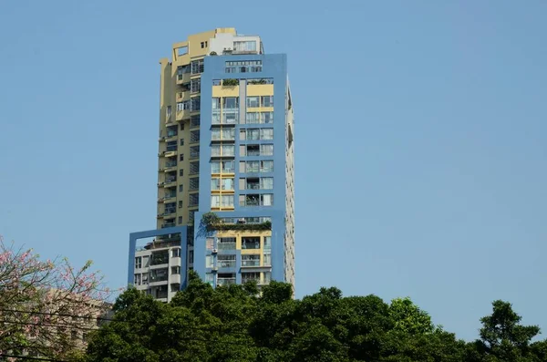 Immeuble Résidentiel Guangzhou Chine Bâtiment Peint Bleu Jaune Blanc Entouré — Photo