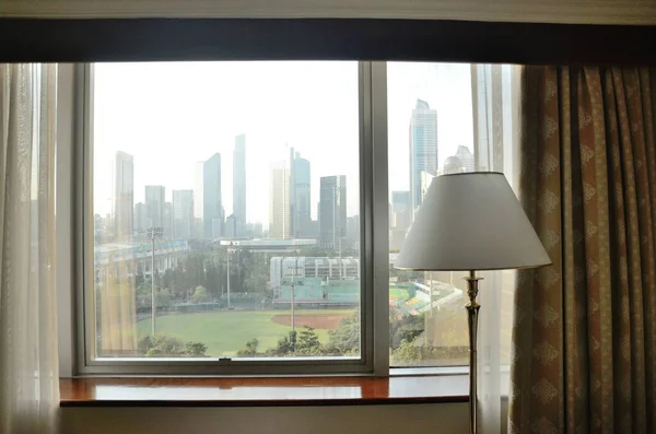 Δωμάτιο Ξενοδοχείου Στο Guangzhou Κίνα Μεγάλο Παράθυρο Λάμπα Γενική Άποψη — Φωτογραφία Αρχείου