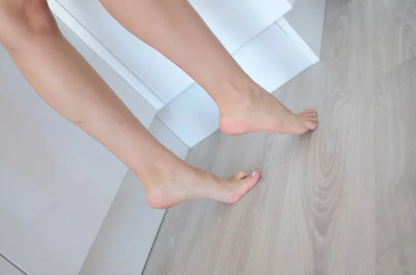 Młoda Kobieta Pozowała Mieszkaniu Kształtne Nogi Stopy Łydki Obie Stopy — Zdjęcie stockowe