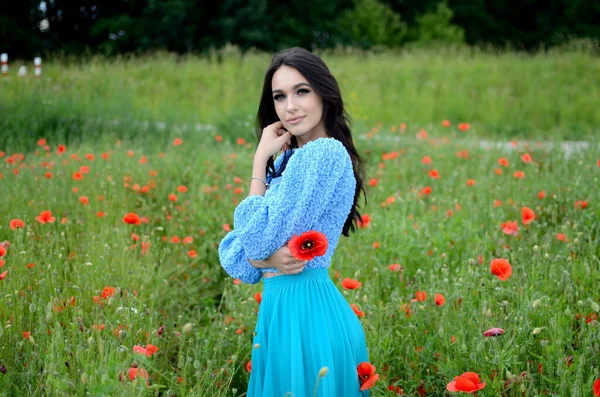 Temporada Verão Jovem Mulher Campo Papoula Linda Morena Vestindo Saia — Fotografia de Stock