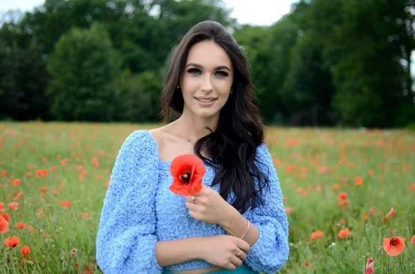 Temporada Verão Jovem Mulher Campo Papoula Linda Morena Vestindo Saia — Fotografia de Stock