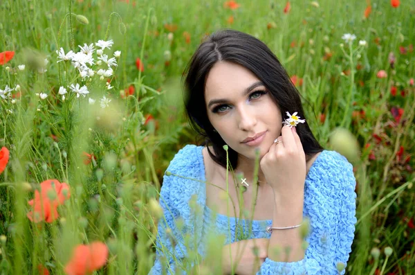 Temporada Verão Jovem Mulher Campo Papoula Linda Morena Vestindo Saia — Fotografia de Stock