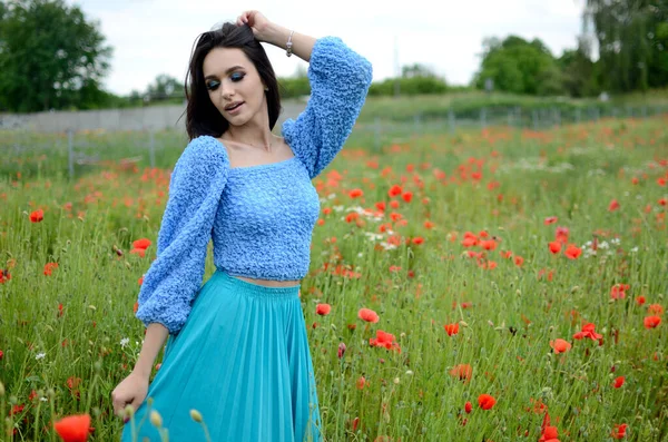 Sommersaison Junge Frau Mohnfeld Schöne Brünette Trägt Blauen Rock Blaues — Stockfoto