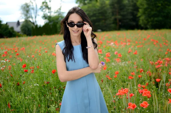 Temporada Verão Jovem Mulher Campo Papoula Linda Morena Vestindo Vestido — Fotografia de Stock