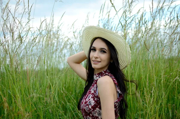 Schöne Frau Mit Sommerhut Auf Dem Land Porträt Einer Jungen — Stockfoto