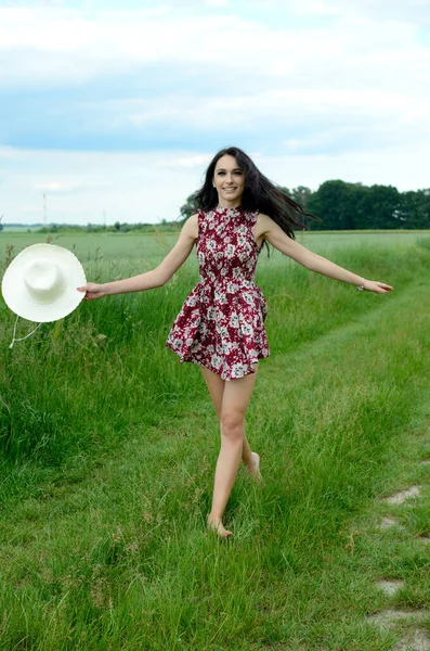 Mulher Bonita Segurando Seu Chapéu Andando Estrada Terra Campo Jovem — Fotografia de Stock