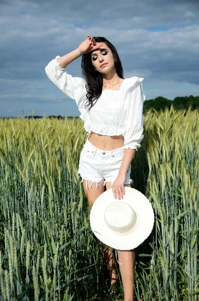 Country Girl White Hat Surrounded Barley Field Beautiful Brunette Wearing — Stock Photo, Image