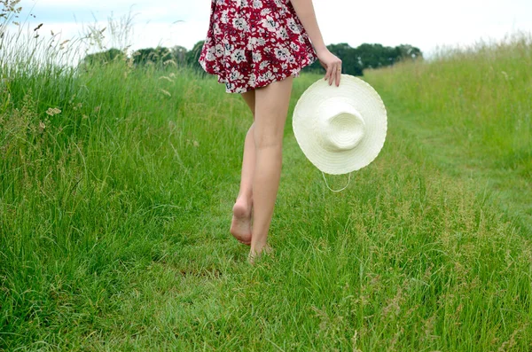 Menina Descalça Andando Grama Verde Mulher Com Saia Colorida Segurando — Fotografia de Stock