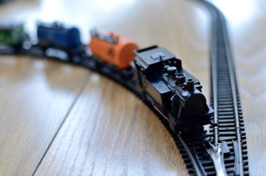 Minyatür oyuncak tren, siyah lokomotif metal raylı arabalar, ölçek 1: 120. 80 'lerden kalma bir oyuncak.. 