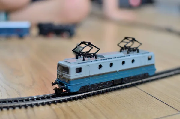Comboio Brinquedo Miniatura Locomotiva Elétrica Com Trilhos Metálicos Escala 120 — Fotografia de Stock