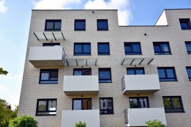 Pencereler ve balkonlar. Wroclaw, Polonya 'da yeni inşa edilmiş, modern konut binaları. 