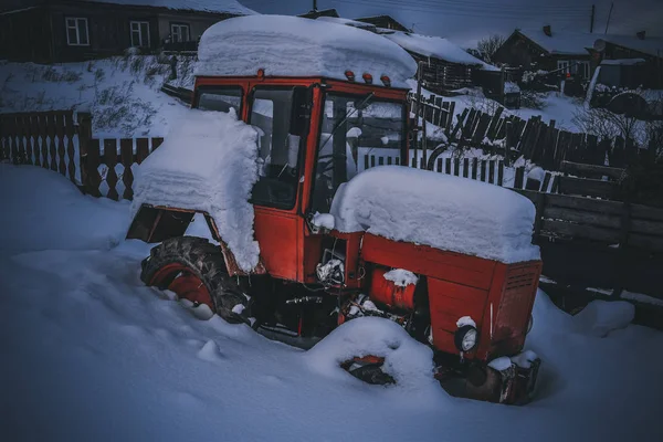 Красный Трактор Белом Снегу — стоковое фото