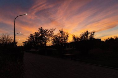 bir taşra kasabasında güzel gün batımı