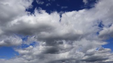 Mavi gökyüzündeki bulutlar yavaş süzülür