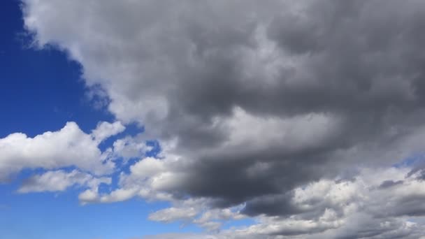 Mavi Gökyüzündeki Bulutlar Hızla Zaman Aşımına — Stok video