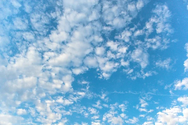 Getextureerde Kleine Wolken Blauwe Lucht — Stockfoto