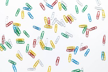 Beyaz arkaplanda renkli ataçlar