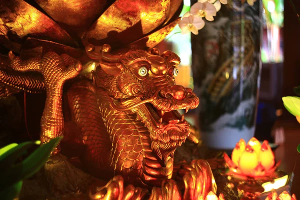 Estátua colorida brilhante em um templo budista — Fotografia de Stock