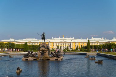 Peterhof'un üst parkında ki gölet. St. Petersburg