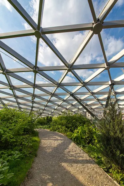 Zaryadye Parkı'nın kubbesinin altındaki alan. Moskova